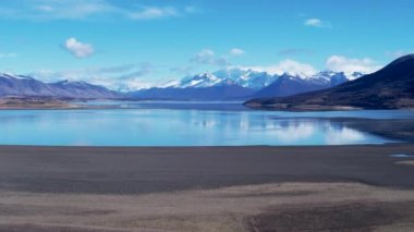 Patagonya manzarası. Manzaralı göl ve Nevada dağları Patagonya Arjantin 'in El Calafate kasabasında. Seyahat yerleri. Andean, Patagonya 'nın manzarasını göller. Seyahat noktaları El Calafate Arjantin.