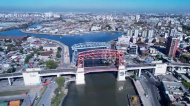 Buenos Aires Arjantin Köprüsü. Arjantin şehir merkezinde geniş bir turizm manzarası var. Turizm simgesi. Şehir merkezinin dışında. Buenos Aires 'in şehir manzarası.