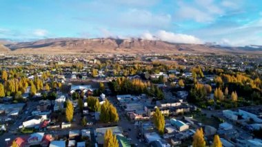 Patagonya Arjantin. Santa Cruz Arjantin 'deki El Calafate şehrinin manzarası. Doğa manzarası. Çöl manzarası. Patagonya Arjantin. Patagonya manzarası. El Calafate Arjantin Şehri.