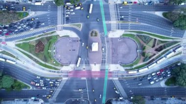 Obelisk Meydanı Buenos Aires Arjantin. Arjantin şehir merkezinde geniş bir turizm manzarası var. Turizm simgesi. Şehir merkezinin dışında. Buenos Aires 'in şehir manzarası.