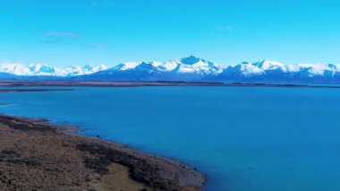 Patagonya manzarası. Manzaralı göl ve Nevada dağları Patagonya Arjantin 'in El Calafate kasabasında. Seyahat yerleri. Andean, Patagonya 'nın manzarasını göller. Seyahat noktaları El Calafate Arjantin.