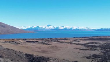 Patagonya Arjantin. Patagonya Arjantin 'in El Calafate kasabasındaki ünlü yol. Patagonya yolu manzarası. Nevada Dağı 'yla çöl manzarası inanılmaz. El Calafate Patagonya 'da Arjantin.