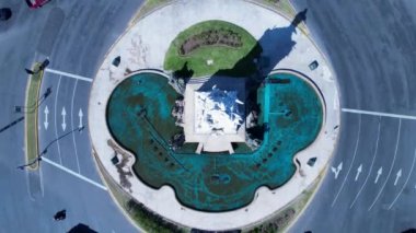 Buenos Aires Arjantin 'deki Carta Magna Roundabout. Arjantin şehir merkezinde geniş bir turizm manzarası var. Turizm simgesi. Şehir merkezinin dışında. Buenos Aires 'in şehir manzarası