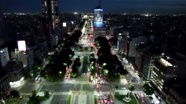 照明付きの街ブエノスアイレスのダウンタウンアルゼンチン 観光ランドマーク中心街のナイトパンニング広い風景です 観光のランドマーク 郊外のダウンタウンだ ブエノスアイレス市の都市風景 — ストック動画