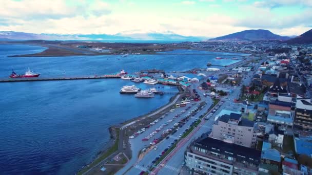 Tierra Del Fuego的Ushuaia Argentina镇的城市景观 山间风景秀丽的小镇 Ushuaia阿根廷 Patagonia Argentina Ushuaia Tierra — 图库视频影像