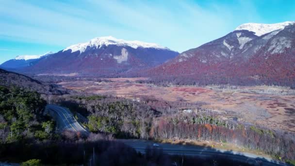 ティエラ フエゴのウシュアイア アルゼンチン州のパタゴニア道路 ネバダ山脈とカラフルな森の木々の間の素晴らしい道路 アルゼンチンのウシュアイア パタゴニアアルゼンチン ウシュアイア アルゼンチン — ストック動画