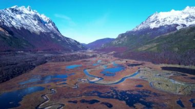 Patagonya Arjantin. İnanılmaz kar dağları Ushuaia Arjantin 'in Tierra del Fuego eyaletinde doruk noktasına ulaştı. Ushuaia Patagonya Arjantin. Ushuaia Arjantin Tierra del Fuego.