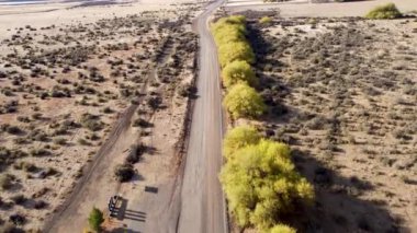 Patagonya Arjantin. Patagonya Arjantin 'in El Calafate kasabasındaki ünlü yol. Patagonya yolu manzarası. Nevada Dağı 'yla çöl manzarası inanılmaz. El Calafate Patagonya 'da Arjantin.