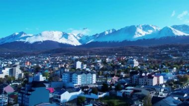 Ushuaia Arjantin şehir merkezi Tierra del Fuego 'da. Dağlar arasındaki doğal manzara manzarası. Ushuaia Arjantin. Patagonya Arjantin Ushuaia Tierra del Fuego Arjantin 'de. Şehir merkezi..