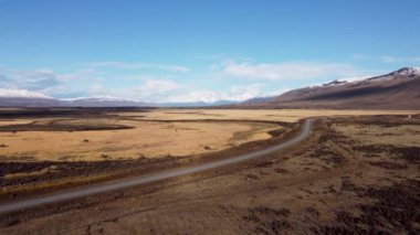 Patagonya Arjantin. Patagonya Arjantin 'in El Calafate kasabasındaki ünlü yol. Patagonya yolu manzarası. Nevada Dağı 'yla çöl manzarası inanılmaz. El Calafate Patagonya 'da Arjantin.