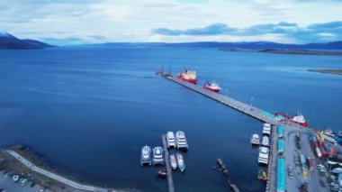 Ushuaia Arjantin şehir merkezi Tierra del Fuego 'da. Dağlar arasındaki doğal manzara manzarası. Ushuaia Arjantin. Patagonya Arjantin Ushuaia Tierra del Fuego Arjantin 'de. Şehir merkezi..