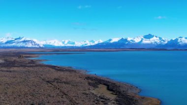 Patagonya manzarası. Manzaralı göl ve Nevada dağları Patagonya Arjantin 'in El Calafate kasabasında. Seyahat yerleri. Andean, Patagonya 'nın manzarasını göller. Seyahat noktaları El Calafate Arjantin.