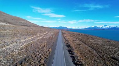 Patagonya Arjantin. Patagonya Arjantin 'in El Calafate kasabasındaki ünlü yol. Patagonya yolu manzarası. Nevada Dağı 'yla çöl manzarası inanılmaz. El Calafate Patagonya 'da Arjantin.