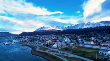 Ushuaia Arjantin şehir merkezi Tierra del Fuego 'da. Dağlar arasındaki doğal manzara manzarası. Ushuaia Arjantin. Patagonya Arjantin Ushuaia Tierra del Fuego Arjantin 'de. Şehir merkezi..