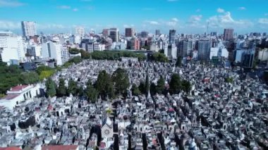 Buenos Aires Arjantin şehir merkezindeki Recoleta Mezarlığı. Arjantin 'in şehir merkezindeki turistik manzaranın panoramik manzarası. Turistik bir dönüm noktası. Buenos Aires şehrinin şehir merkezindeki açık hava manzarası.
