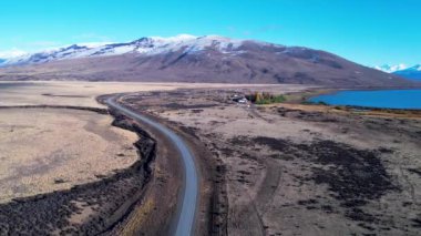 Patagonya Arjantin. Patagonya Arjantin 'in El Calafate kasabasındaki ünlü yol. Patagonya yolu manzarası. Nevada Dağı 'yla çöl manzarası inanılmaz. El Calafate Patagonya 'da Arjantin.