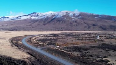 Patagonya Arjantin. Patagonya Arjantin 'in El Calafate kasabasındaki ünlü yol. Patagonya yolu manzarası. Nevada Dağı 'yla çöl manzarası inanılmaz. El Calafate Patagonya 'da Arjantin.