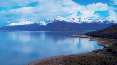 Patagonya manzarası. Manzaralı göl ve Nevada dağları Patagonya Arjantin 'in El Calafate kasabasında. Seyahat yerleri. Andean, Patagonya 'nın manzarasını göller. Seyahat noktaları El Calafate Arjantin.