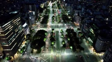 Buenos Aires Arjantin şehir merkezinde bir gece. Buenos Aires 'in şehir merkezindeki turizm simgelerinden oluşan geniş bir manzarayı kapsayan bir gece. Turizm simgesi. Şehir merkezinin dışında. Buenos Aires 'in şehir manzarası.