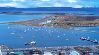 Ushuaia Arjantin şehir merkezi Tierra del Fuego 'da. Dağlar arasındaki doğal manzara manzarası. Ushuaia Arjantin. Patagonya Arjantin Ushuaia Tierra del Fuego Arjantin 'de. Şehir merkezi..