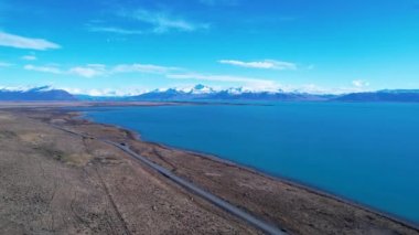 Patagonya Arjantin. Patagonya Arjantin 'in El Calafate kasabasındaki ünlü yol. Patagonya yolu manzarası. Nevada Dağı 'yla çöl manzarası inanılmaz. El Calafate Patagonya 'da Arjantin.