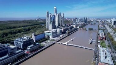 Buenos Aires Arjantin şehir merkezinde. Arjantin 'in şehir merkezindeki turistik manzaranın panoramik manzarası. Turistik bir dönüm noktası. Şehir merkezinin dışında. Buenos Aires 'in şehir manzarası.