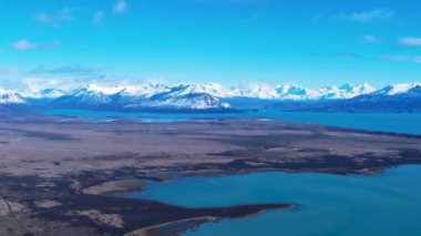 Patagonya manzarası. Manzaralı göl ve Nevada dağları Patagonya Arjantin 'in El Calafate kasabasında. Seyahat yerleri. Andean, Patagonya 'nın manzarasını göller. Seyahat noktaları El Calafate Arjantin.