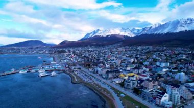 Tierra del Fuego 'daki Ushuaia Arjantin şehri. Dağlar arasındaki doğal manzara manzarası. Ushuaia Arjantin. Patagonya Arjantin Ushuaia Tierra del Fuego Arjantin.