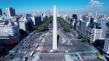 Obelisk Anıtı Buenos Aires Arjantin. Arjantin şehir merkezinde geniş bir turizm manzarası var. Turizm simgesi. Şehir merkezinin dışında. Buenos Aires 'in şehir manzarası.