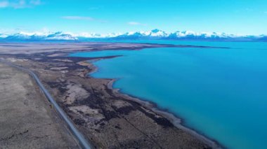 Patagonya Arjantin. Patagonya Arjantin 'in El Calafate kasabasındaki ünlü yol. Patagonya yolu manzarası. Nevada Dağı 'yla çöl manzarası inanılmaz. El Calafate Patagonya 'da Arjantin.