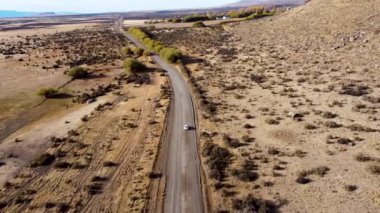 Patagonya Arjantin. Patagonya Arjantin 'in El Calafate kasabasındaki ünlü yol. Patagonya yolu manzarası. Nevada Dağı 'yla çöl manzarası inanılmaz. El Calafate Patagonya 'da Arjantin.