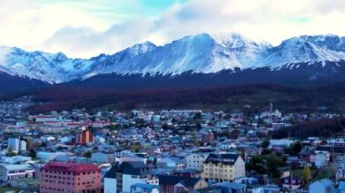 Ushuaia Arjantin şehir merkezi Tierra del Fuego 'da. Dağlar arasındaki doğal manzara manzarası. Ushuaia Arjantin. Patagonya Arjantin Ushuaia Tierra del Fuego Arjantin 'de. Şehir merkezi..