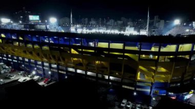 Buenos Aires Arjantin Spor Merkezi. Şehir merkezindeki turizm simgelerinden oluşan geniş bir manzarayı gece boyunca tarıyoruz. Turizm simgesi. Şehir merkezinin dışında. Buenos Aires 'in şehir manzarası.