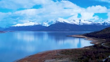 Patagonya manzarası. Manzaralı göl ve Nevada dağları Patagonya Arjantin 'in El Calafate kasabasında. Seyahat yerleri. Andean, Patagonya 'nın manzarasını göller. Seyahat noktaları El Calafate Arjantin.