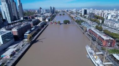 Buenos Aires Arjantin 'de Puerto Madero. Buenos Aires Arjantin şehir merkezinde. Arjantin 'in başkenti Puerto Madero' da turizm şehri. Buenos Aires Arjantin 'de Puerto Madero.