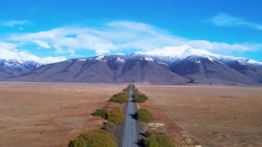 Patagonya Arjantin. Patagonya Arjantin 'in El Calafate kasabasındaki ünlü yol. Patagonya yolu manzarası. Nevada Dağı 'yla çöl manzarası inanılmaz. El Calafate Patagonya 'da Arjantin.