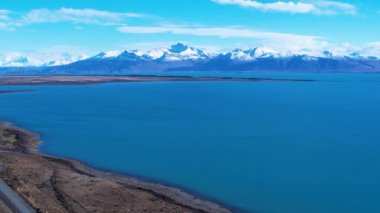Patagonya manzarası. Manzaralı göl ve Nevada dağları Patagonya Arjantin 'in El Calafate kasabasında. Seyahat yerleri. Andean, Patagonya 'nın manzarasını göller. Seyahat noktaları El Calafate Arjantin.