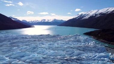 Patagonya manzarası. Manzaralı göl ve Nevada dağları Patagonya Arjantin 'in El Calafate kasabasında. Seyahat yerleri. Andean, Patagonya 'nın manzarasını göller. Seyahat noktaları El Calafate Arjantin.