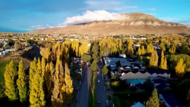 Patagonya Arjantin. Santa Cruz Arjantin 'deki El Calafate şehrinin manzarası. Doğa manzarası. Çöl manzarası. Patagonya Arjantin. Patagonya manzarası. El Calafate Arjantin Şehri.