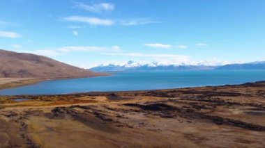 Patagonya Arjantin. Patagonya Arjantin 'in El Calafate kasabasındaki ünlü yol. Patagonya yolu manzarası. Nevada Dağı 'yla çöl manzarası inanılmaz. El Calafate Patagonya 'da Arjantin.