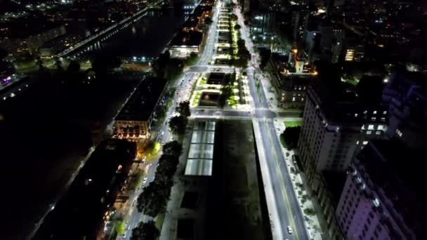阿根廷布宜诺斯艾利斯市中心的Landmark大道 夜景浩瀚 旅游地标繁华 旅游地标 市区的户外 布宜诺斯艾利斯市的城市景观 — 图库视频影像