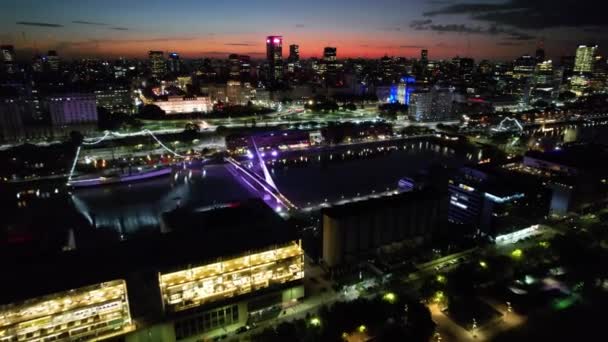 阿根廷布宜诺斯艾利斯市中心的日落 夕阳西下 布宜诺斯艾利斯商业区的马德罗港 一片广阔的风景 旅游地标 日落在市中心的户外 布宜诺斯艾利斯城市风景 — 图库视频影像