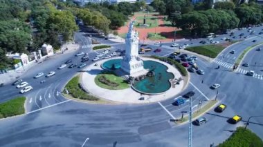 Buenos Aires Arjantin 'deki Carta Magna Roundabout. Arjantin şehir merkezinde geniş bir turizm manzarası var. Turizm simgesi. Şehir merkezinin dışında. Buenos Aires 'in şehir manzarası