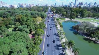 Buenos Aires Arjantin 'in merkezindeki Landmark Bulvarı. Başkent Arjantin 'in merkezindeki turistik manzaranın panoramik manzarası. Turistik bir dönüm noktası. Buenos Aires şehrinin şehir merkezindeki açık hava manzarası