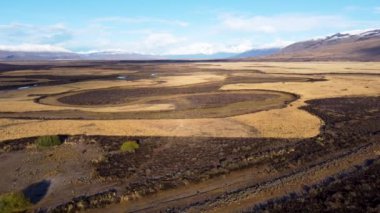 Patagonya Arjantin. Patagonya Arjantin 'in El Calafate kasabasındaki ünlü yol. Patagonya yolu manzarası. Nevada Dağı 'yla çöl manzarası inanılmaz. El Calafate Patagonya 'da Arjantin.