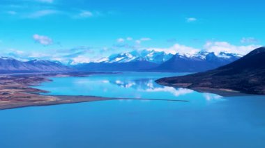Patagonya manzarası. Manzaralı göl ve Nevada dağları Patagonya Arjantin 'in El Calafate kasabasında. Seyahat yerleri. Andean, Patagonya 'nın manzarasını göller. Seyahat noktaları El Calafate Arjantin.