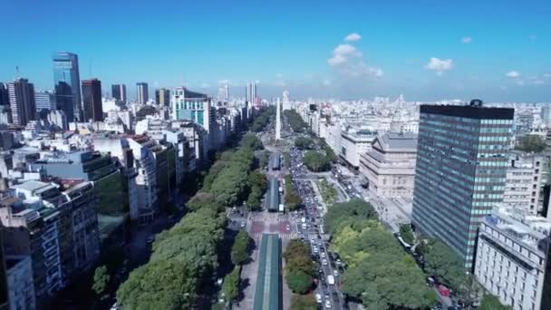 阿根廷布宜诺斯艾利斯市中心的方尖碑广场 具有历史意义的旅游名胜古迹阿根廷的全景 旅游地标 市区的户外 布宜诺斯艾利斯市的城市景观 — 图库视频影像