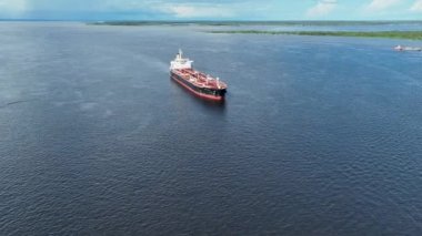 Amazon Nehri 'ndeki nakliye gemisinin havadan manzarası. Manaus Brezilya. Manaus Brezilya 'daki Ceasa liman istasyonundaki nakliye gemisi. Amazon Nehri. Ulaşım manzarası. Manaus Brezilya.