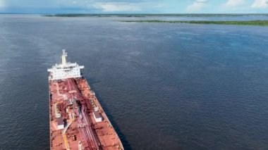 Amazon Nehri 'ndeki nakliye gemisinin havadan manzarası. Manaus Brezilya. Manaus Brezilya 'daki Ceasa liman istasyonundaki nakliye gemisi. Amazon Nehri. Ulaşım manzarası. Manaus Brezilya.