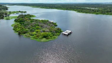 Amazon Ormanı 'ndaki Amazon Nehri. Dünyanın ünlü tropikal ormanları. Manaus Brezilya. Amazon ekosistemi. Doğa, vahşi hayat manzarası. Solimoes Amazon Nehri biyolojisi. Amazon yaşam tarzı.